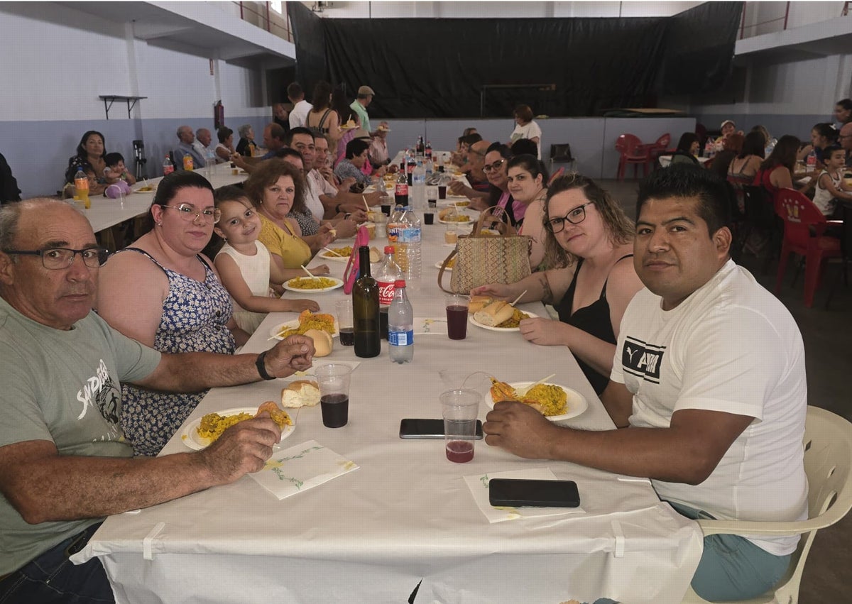 Imagen secundaria 1 - Paella, música y diversión por San Juan en Vecinos