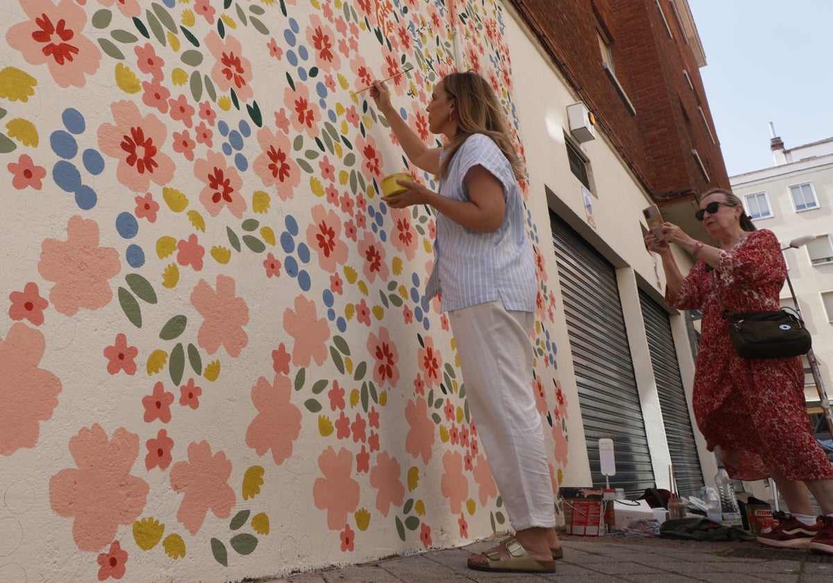 La artista remata su diseño con colores vibrantes en la fachada del barrio del Oeste