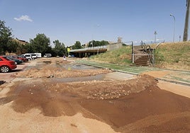 Imagen de las esclaeras destrozadas por el reventón.