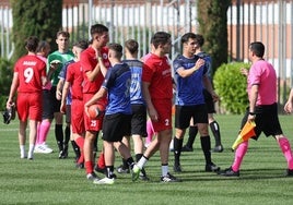 Colegiados se saludan al término de un encuentro de la jornada de convivencia arbitral de Salamanca.