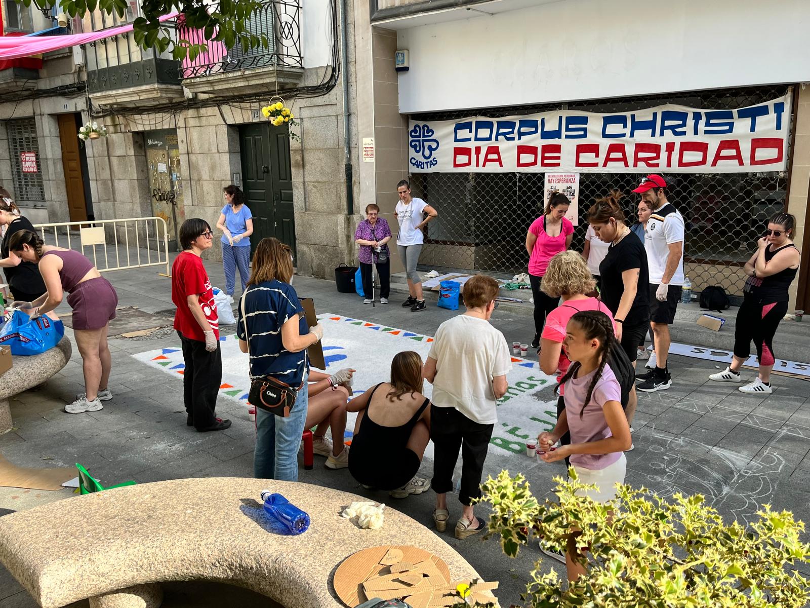 Béjar alfombra sus calles con sal y flores para revivir el Corpus