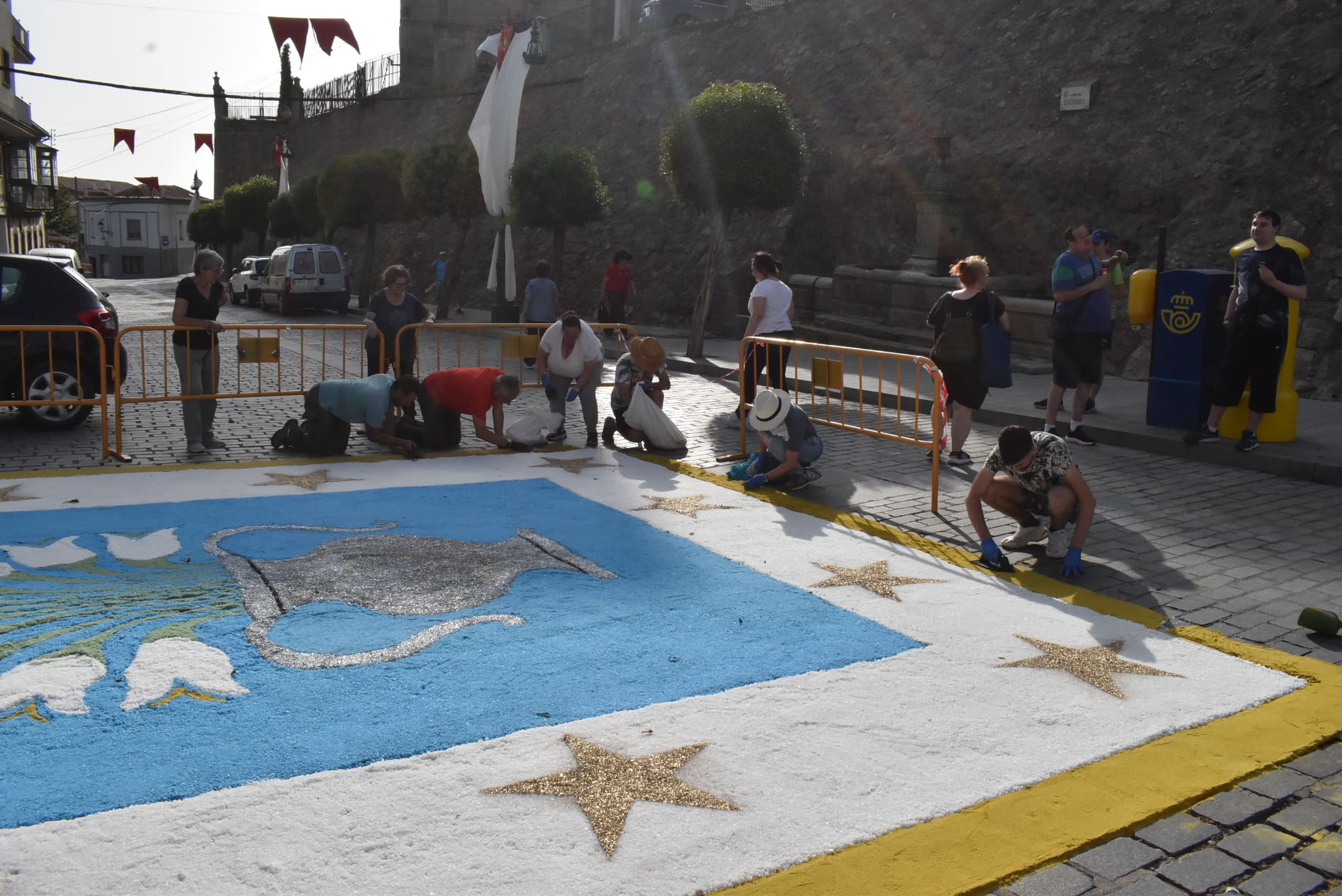 Béjar alfombra sus calles con sal y flores para revivir el Corpus