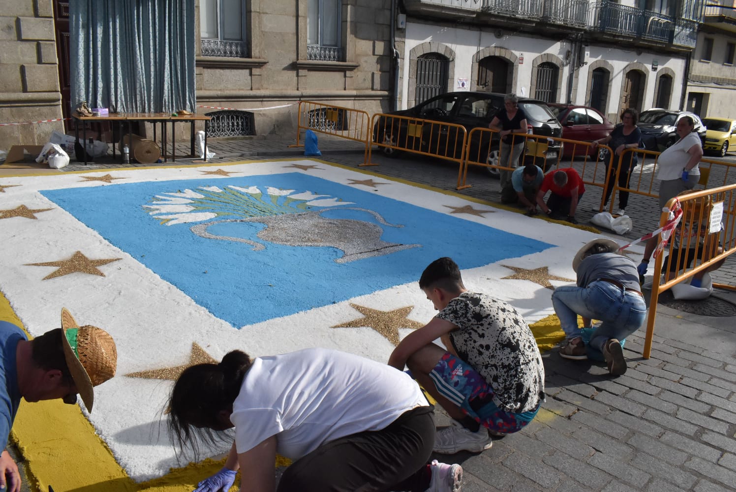 Béjar alfombra sus calles con sal y flores para revivir el Corpus