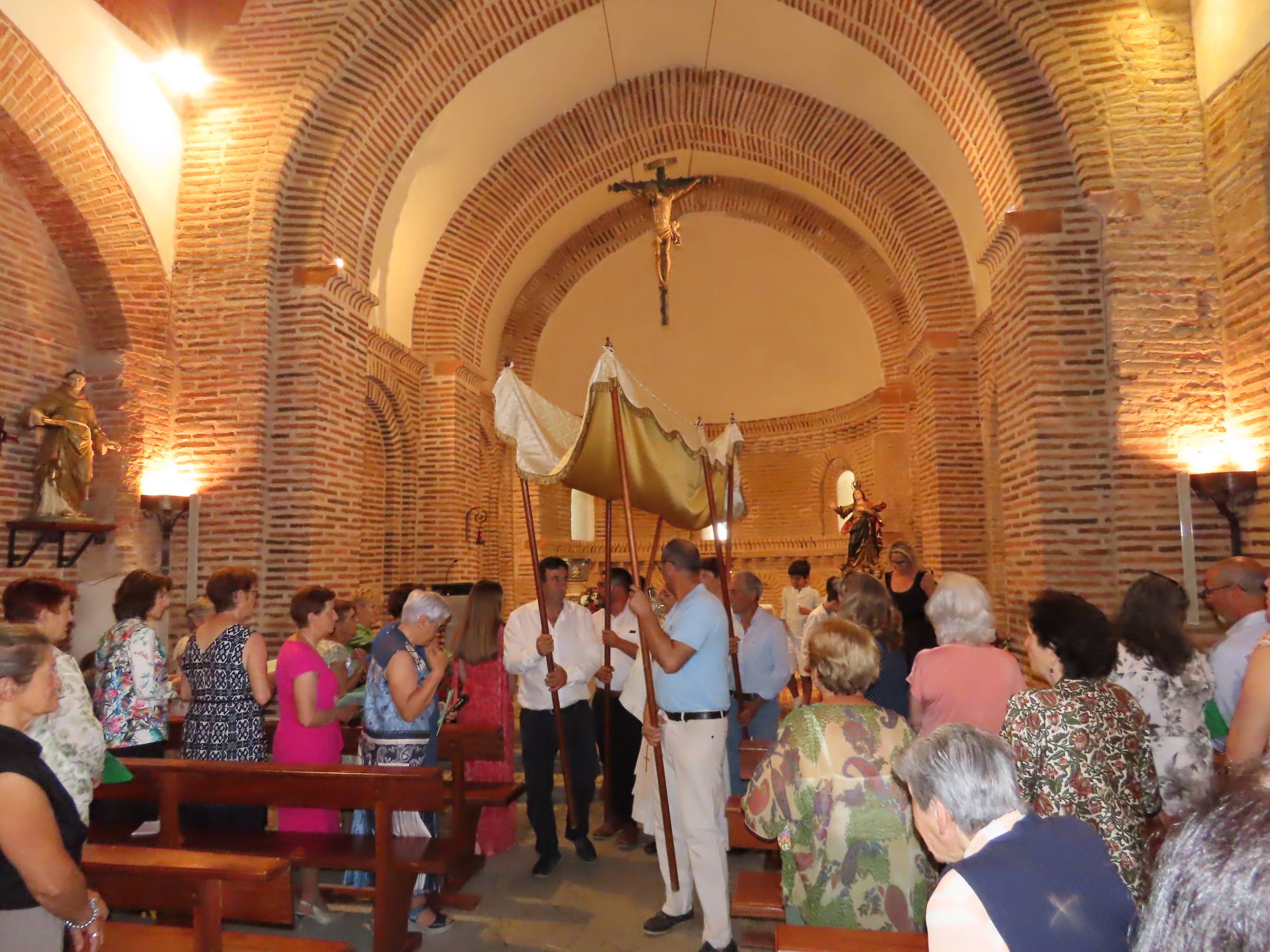 Procesión de los altares al ritmo de las dulzainas en Peñarandilla