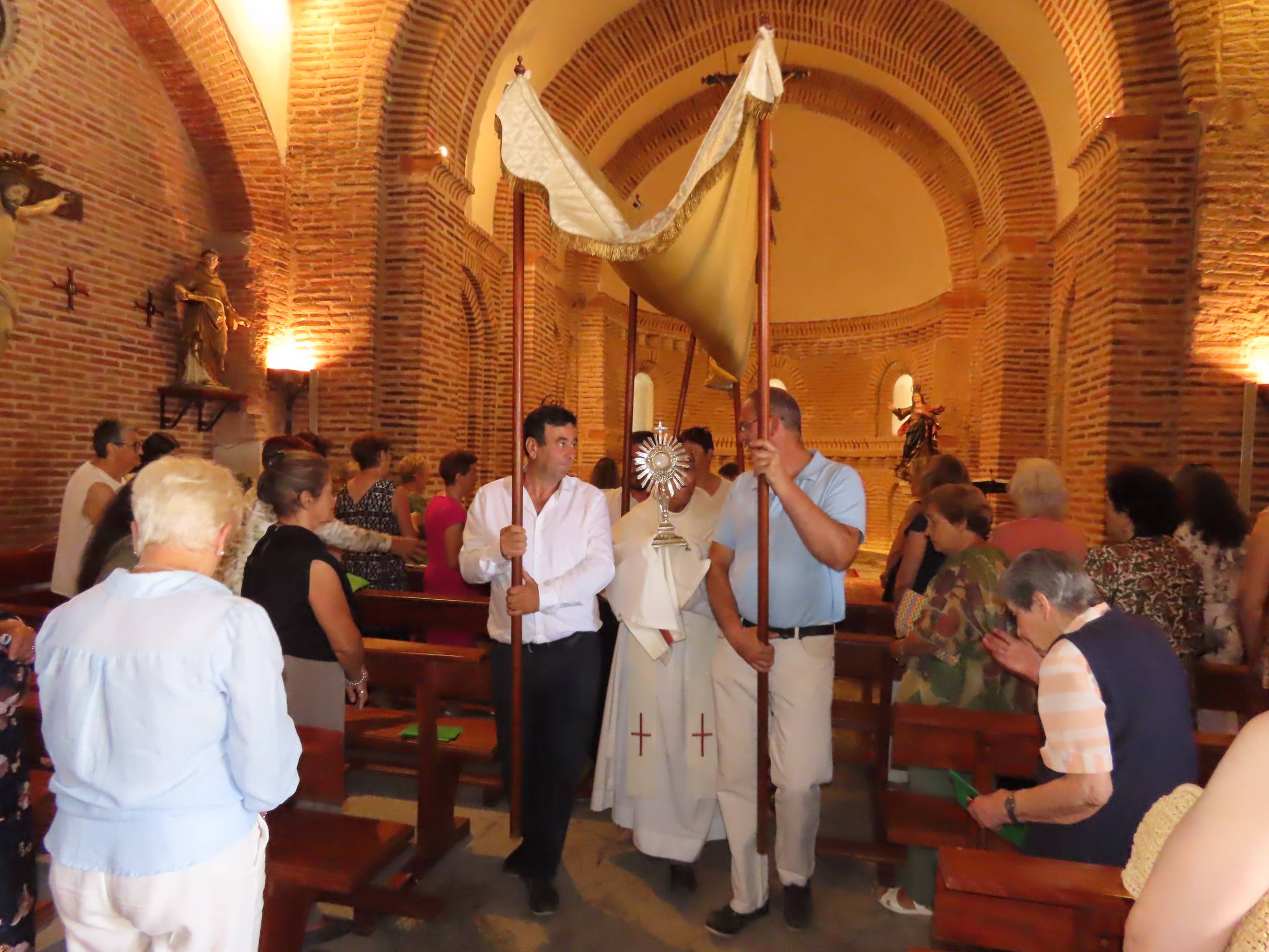 Procesión de los altares al ritmo de las dulzainas en Peñarandilla