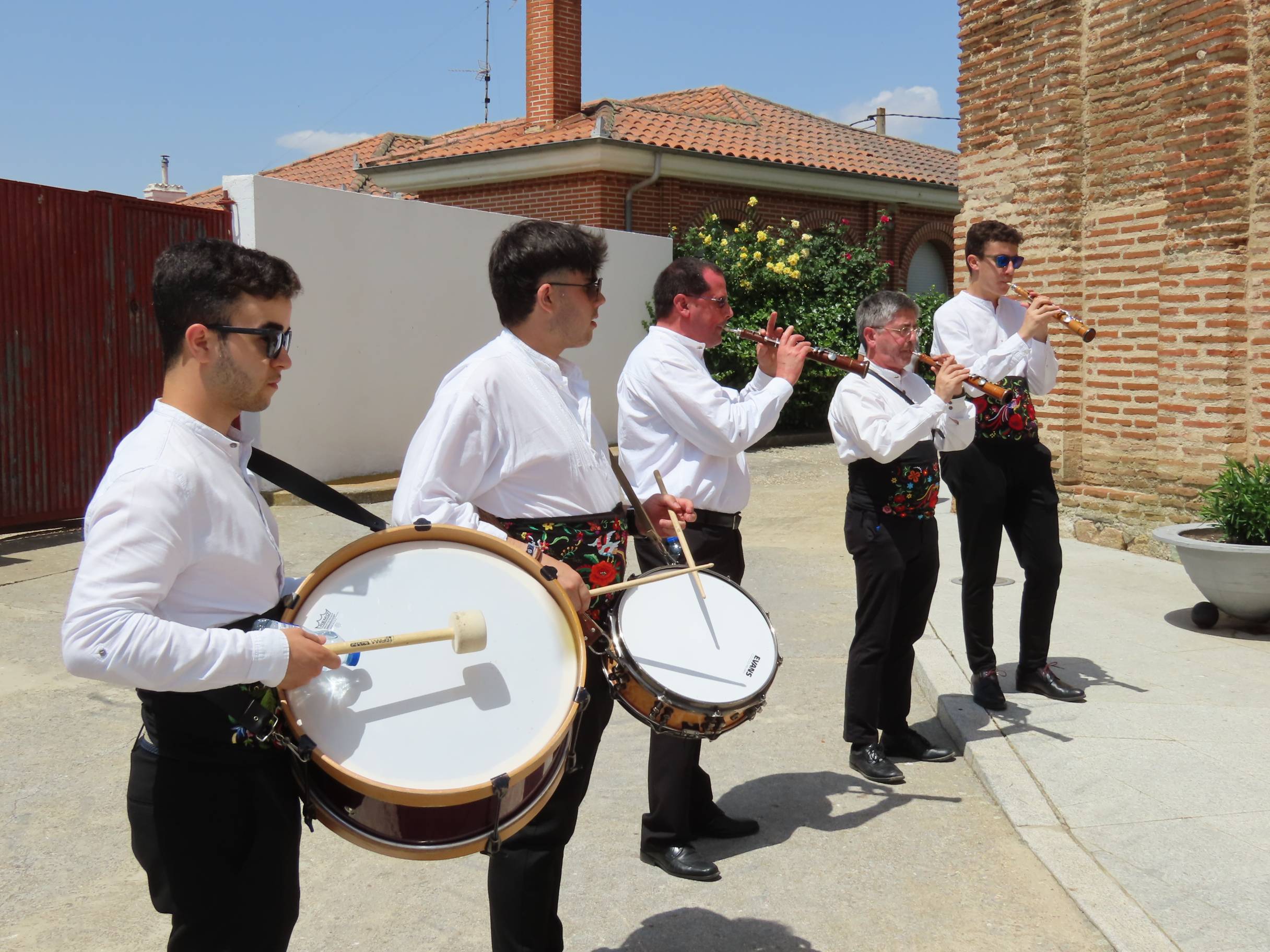 Procesión de los altares al ritmo de las dulzainas en Peñarandilla