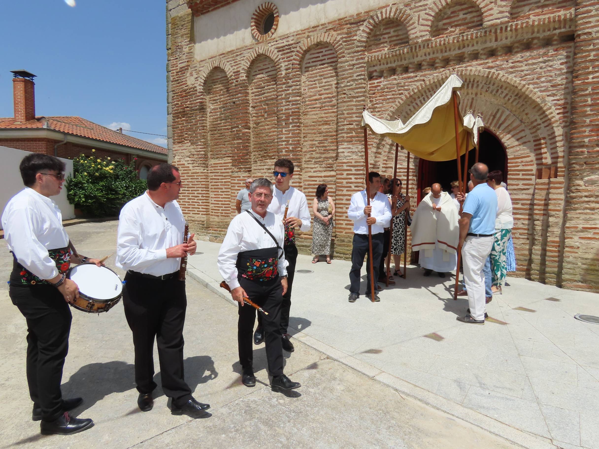 Procesión de los altares al ritmo de las dulzainas en Peñarandilla