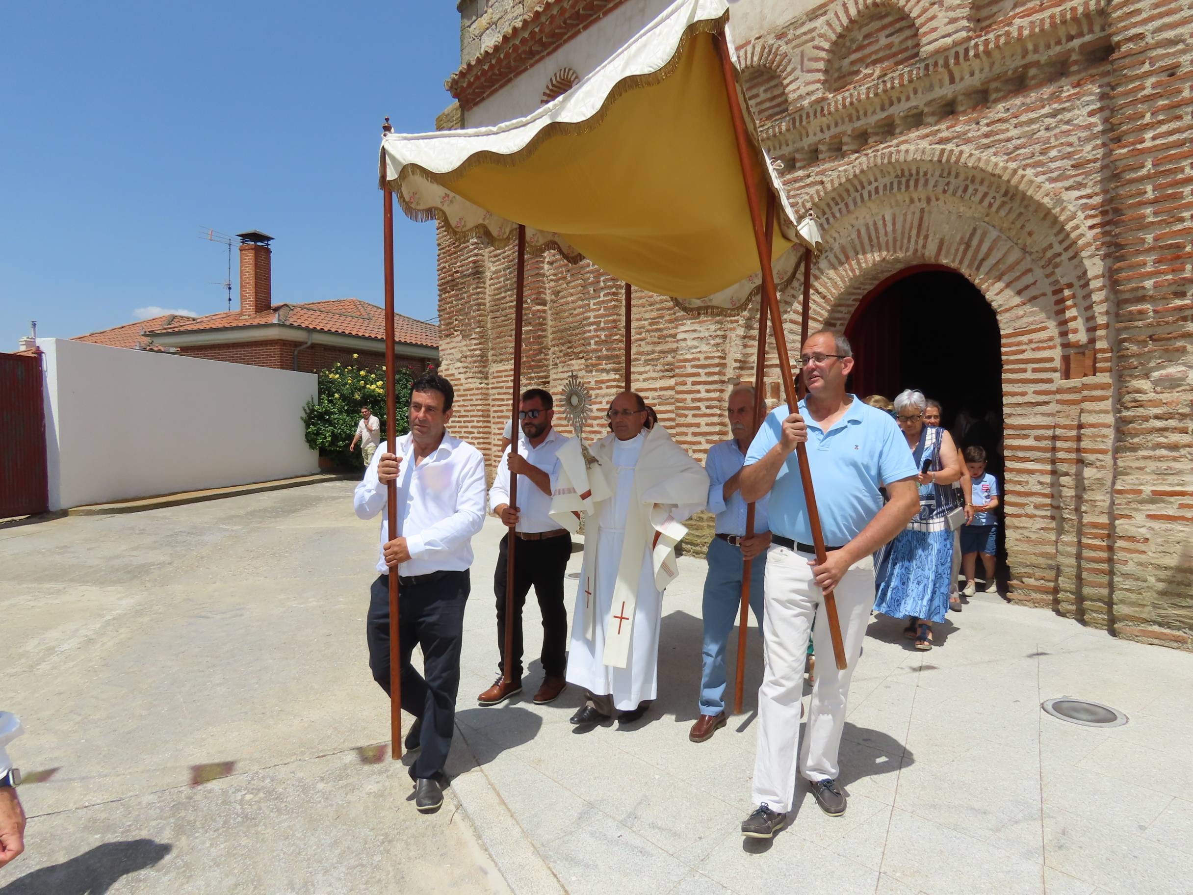 Procesión de los altares al ritmo de las dulzainas en Peñarandilla