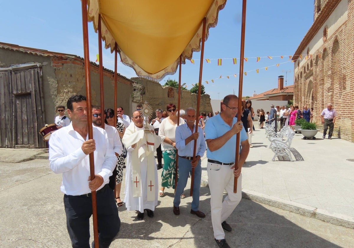 Procesión de los altares al ritmo de las dulzainas en Peñarandilla