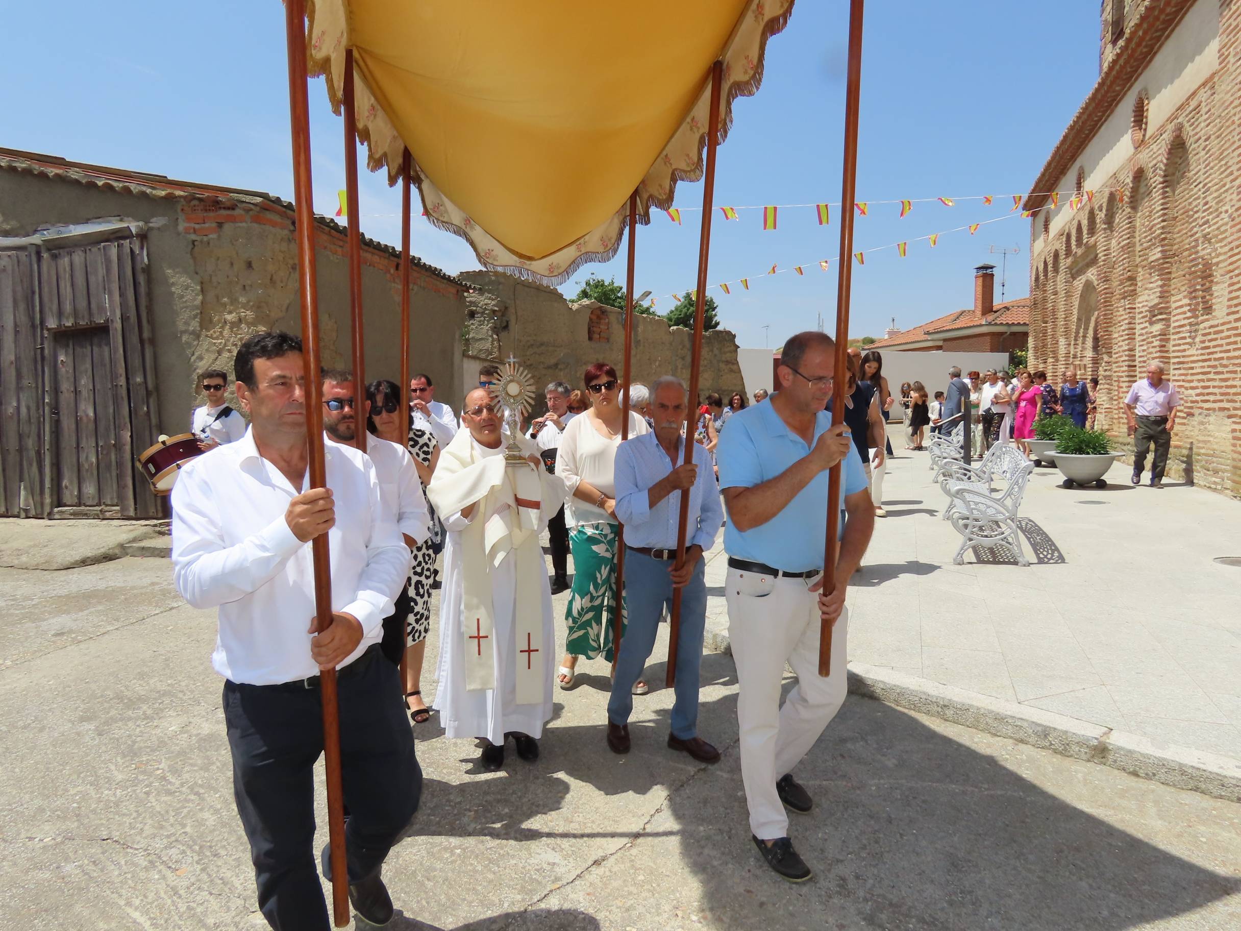 Procesión de los altares al ritmo de las dulzainas en Peñarandilla