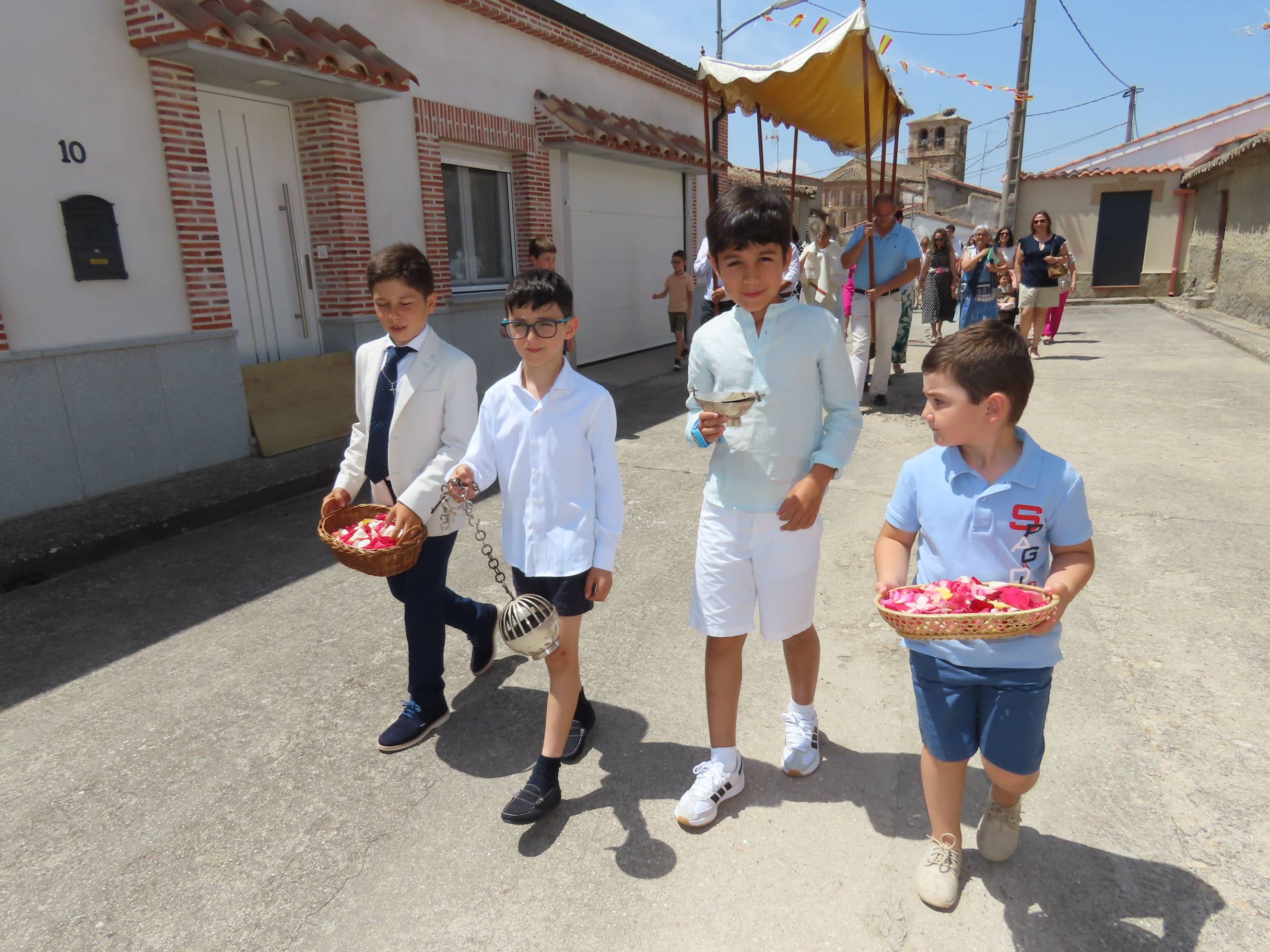 Procesión de los altares al ritmo de las dulzainas en Peñarandilla