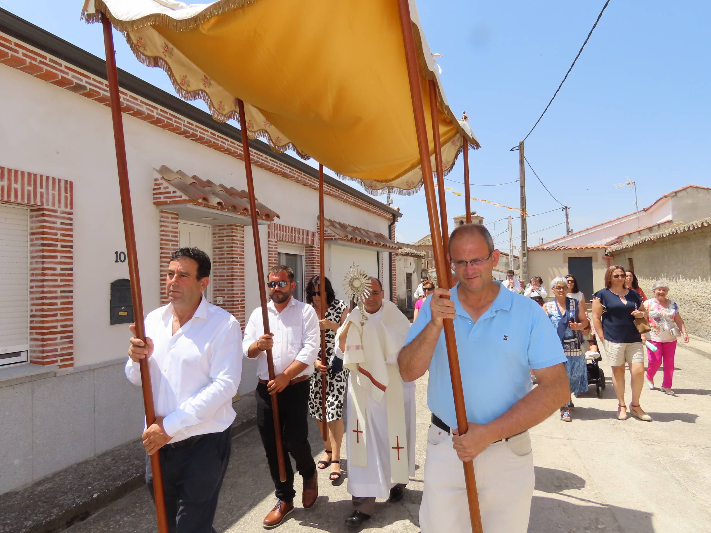 Procesión de los altares al ritmo de las dulzainas en Peñarandilla
