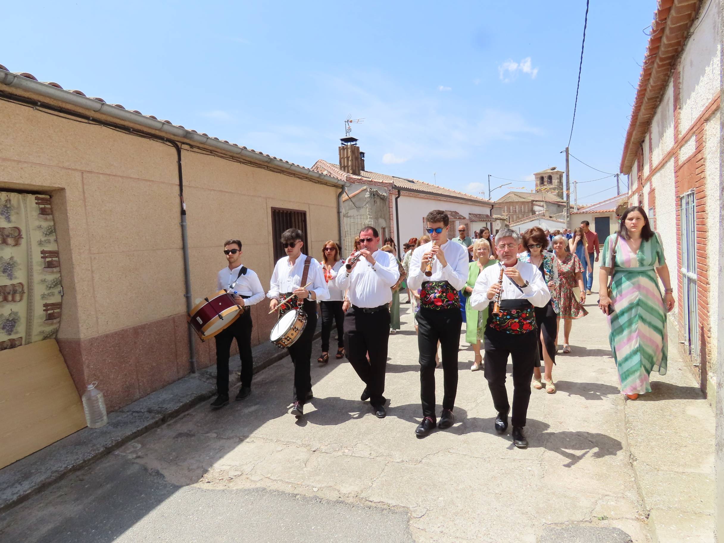 Procesión de los altares al ritmo de las dulzainas en Peñarandilla