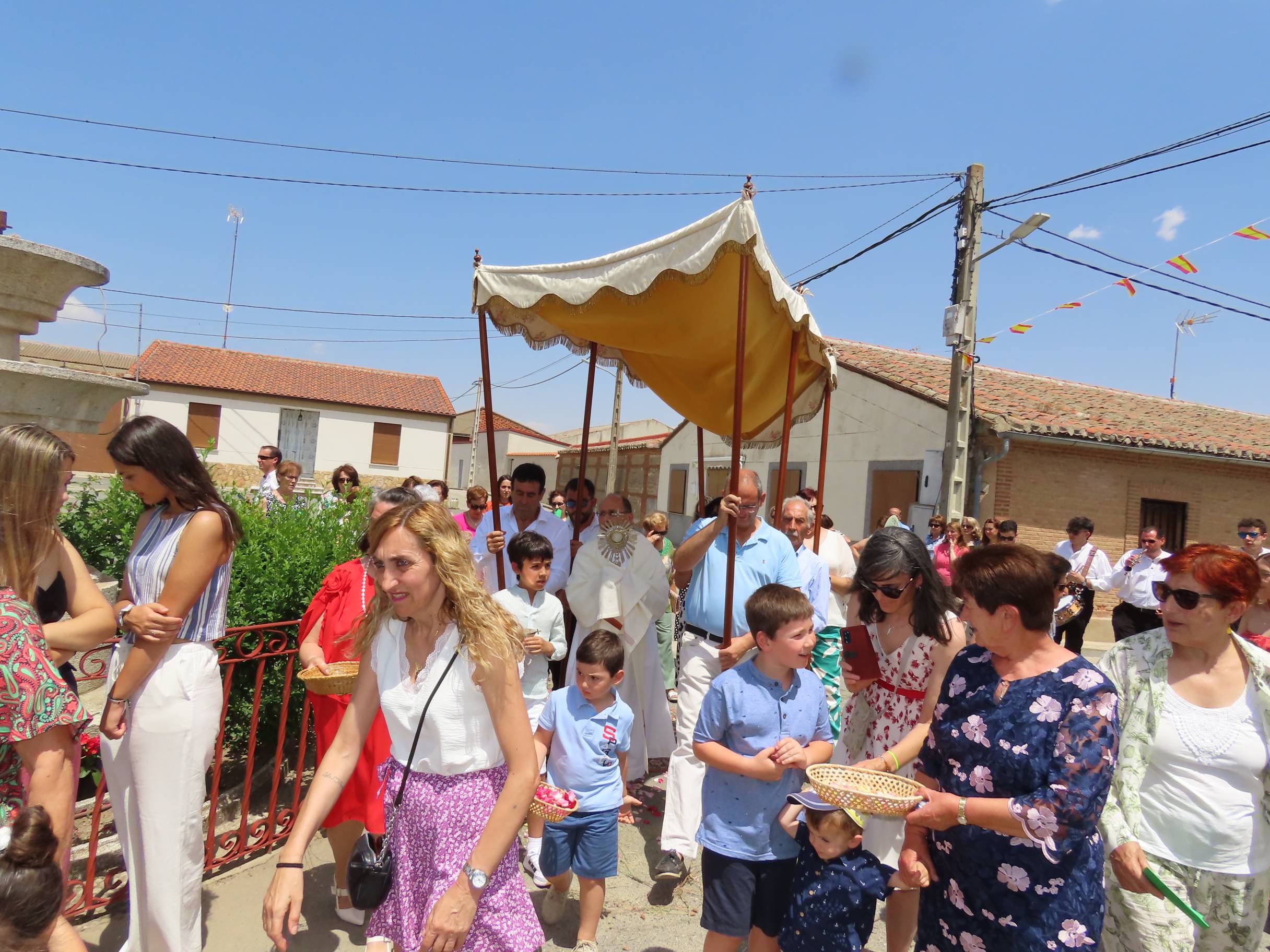 Procesión de los altares al ritmo de las dulzainas en Peñarandilla