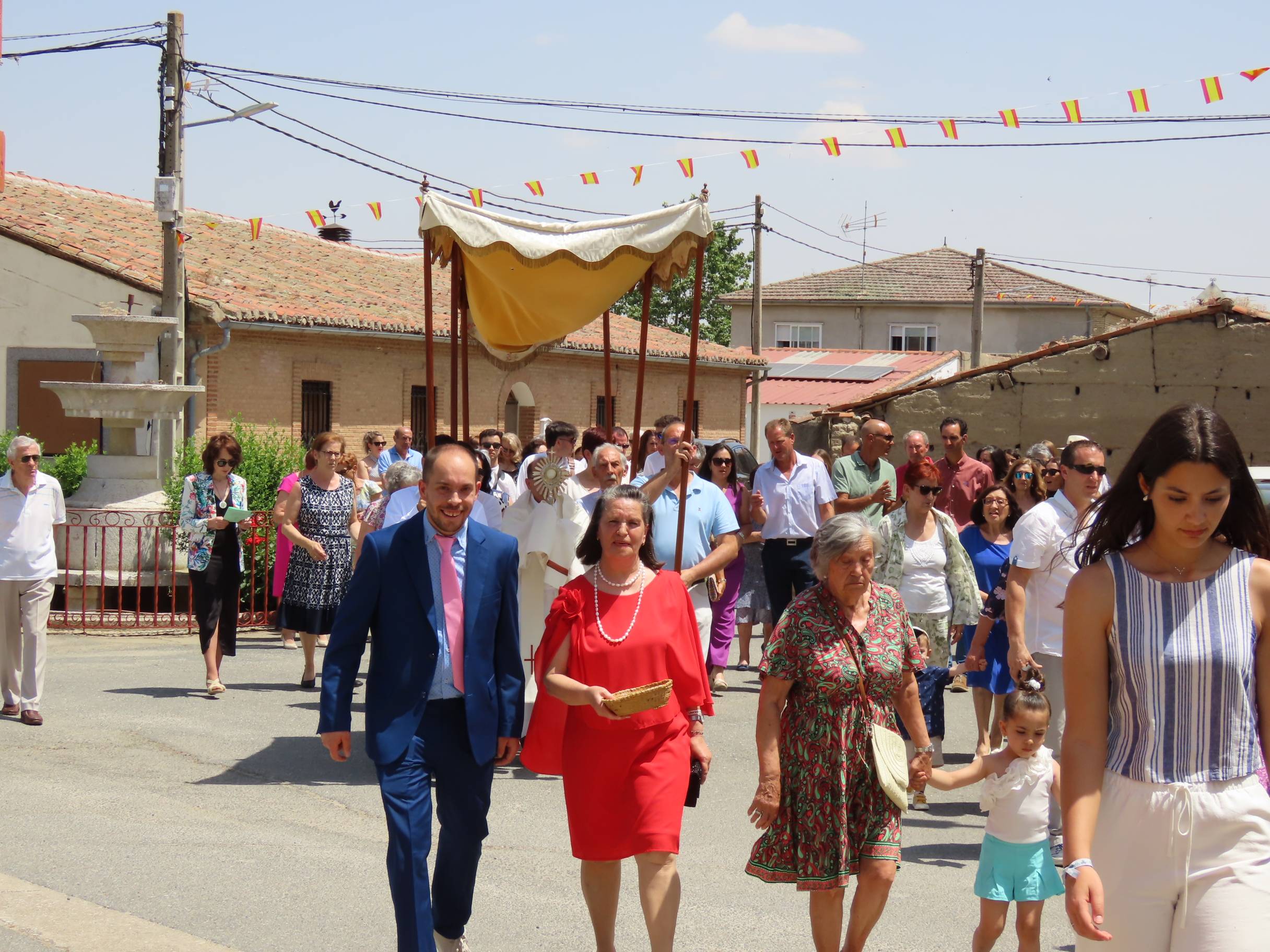 Procesión de los altares al ritmo de las dulzainas en Peñarandilla