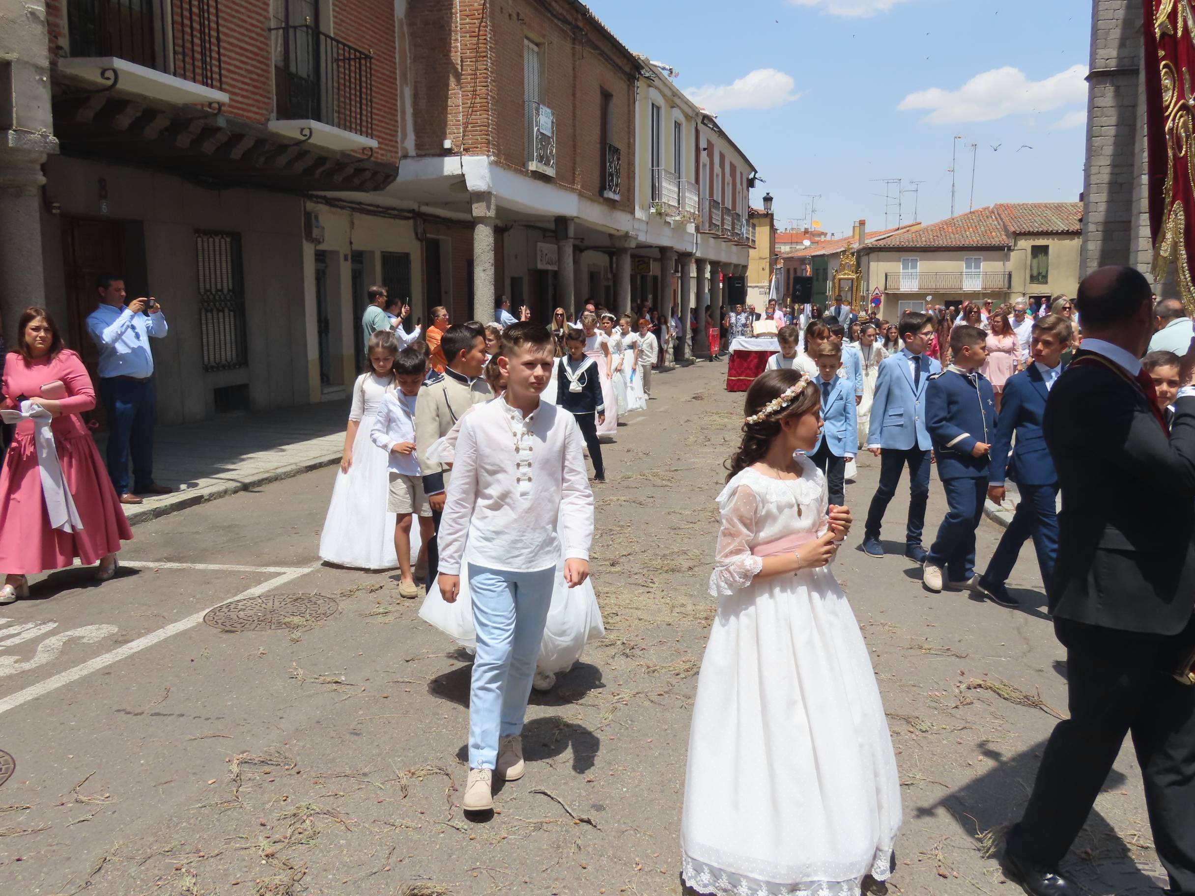 El calor escolta al Santísimo por Peñaranda