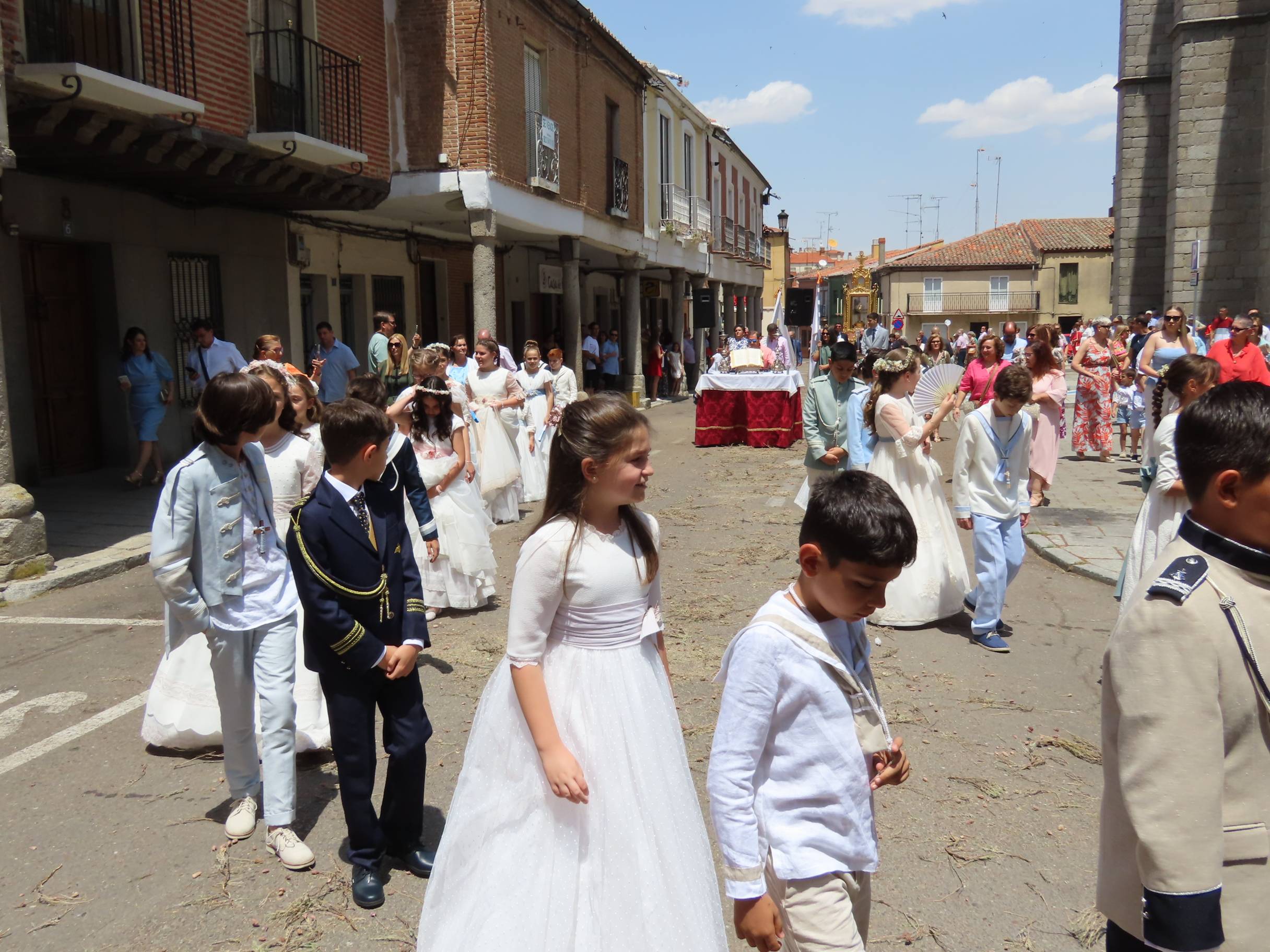 El calor escolta al Santísimo por Peñaranda
