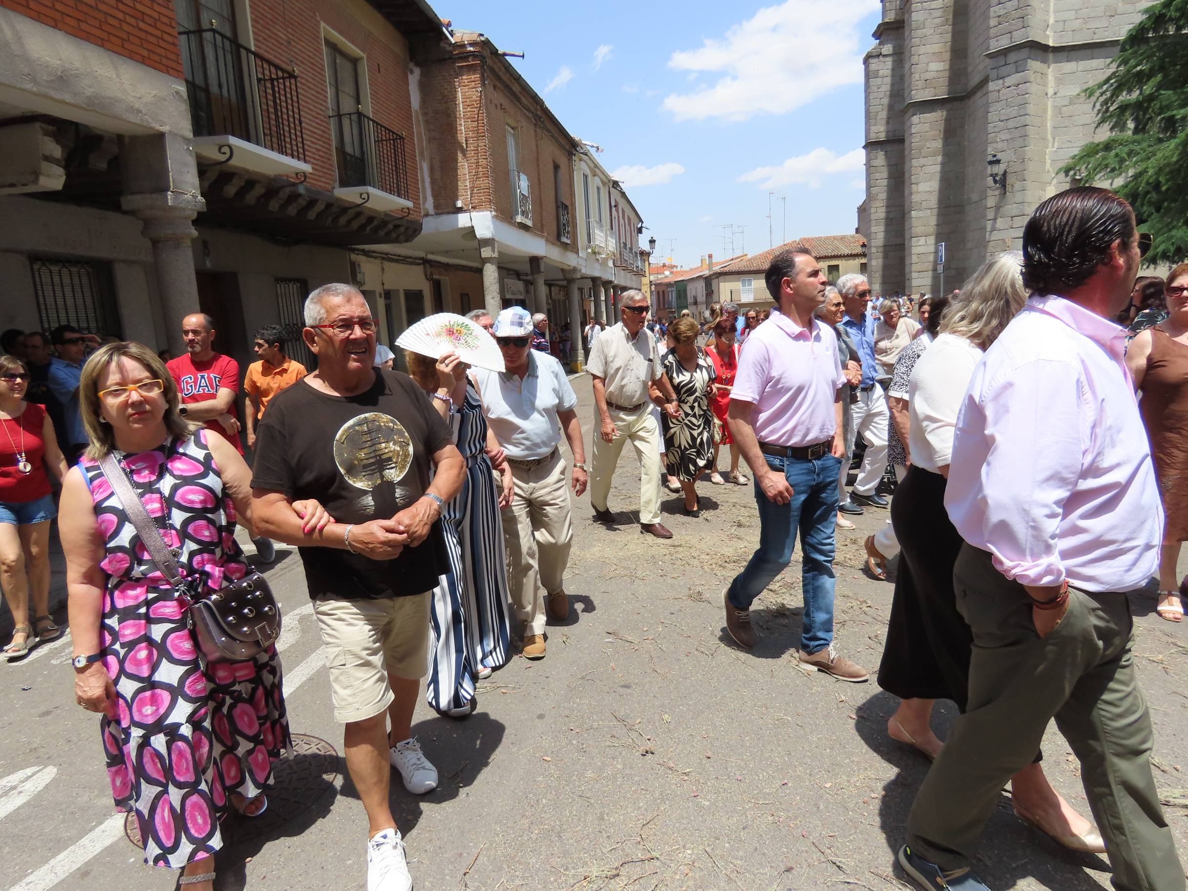 El calor escolta al Santísimo por Peñaranda