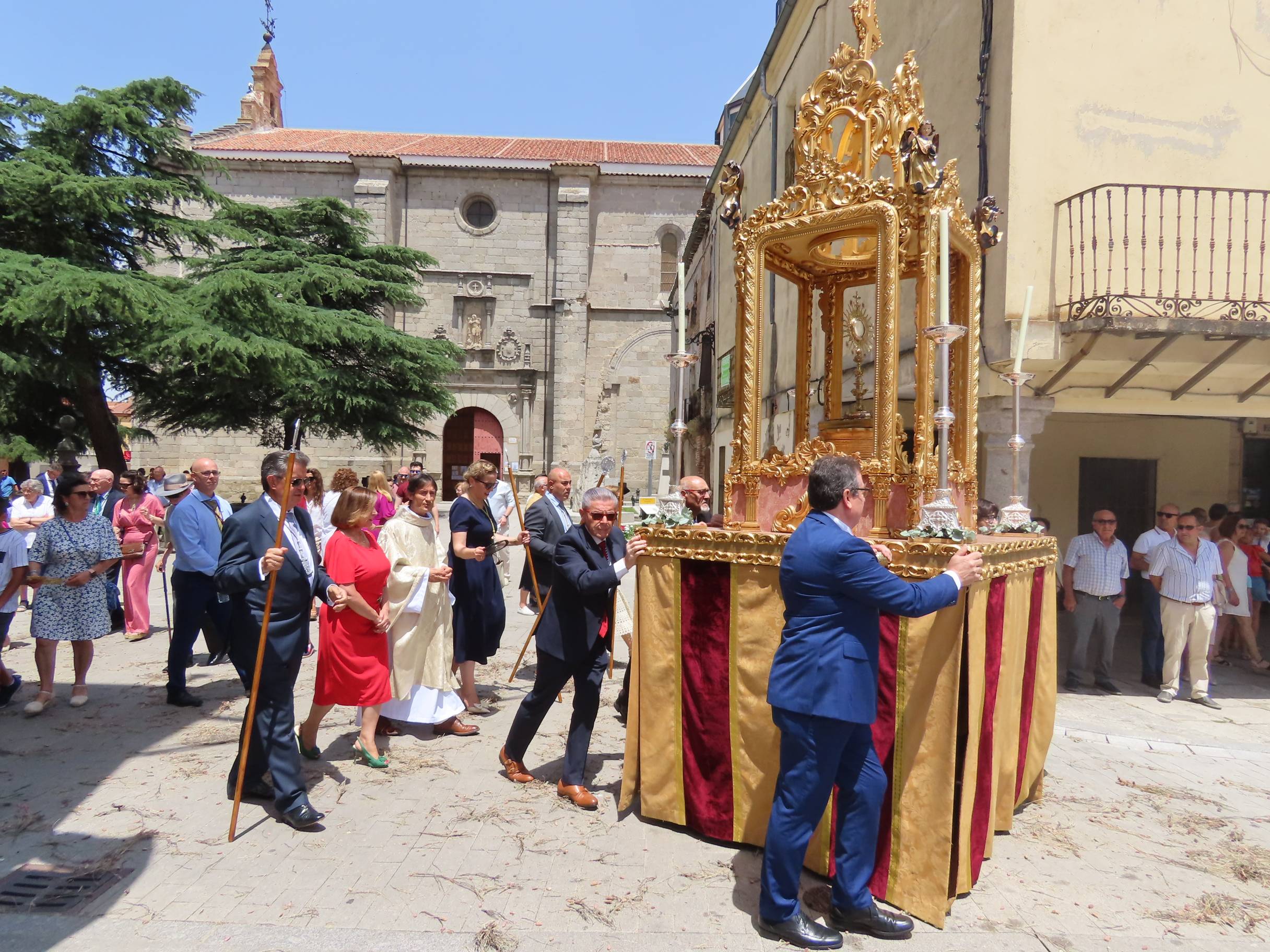 El calor escolta al Santísimo por Peñaranda