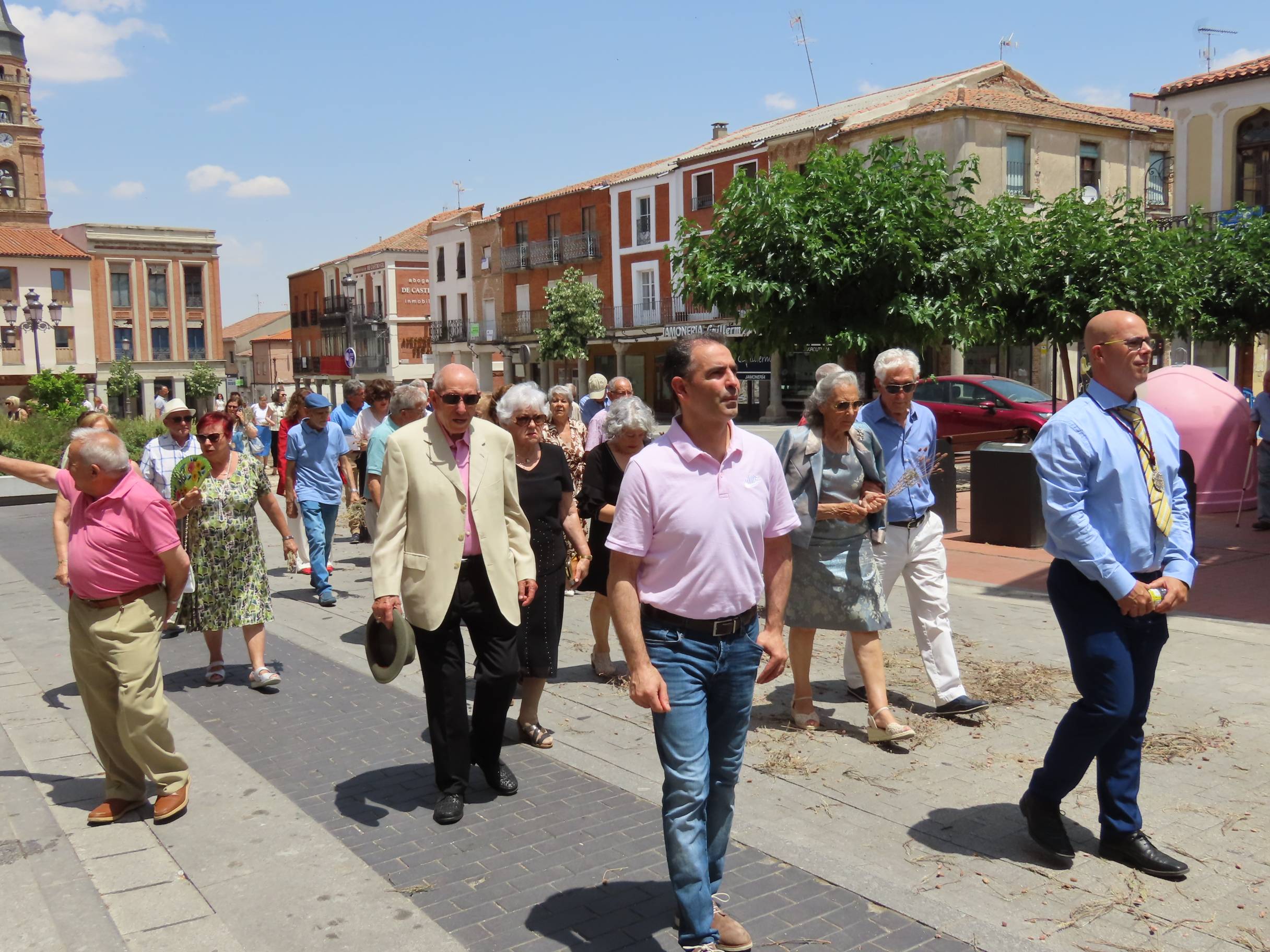 El calor escolta al Santísimo por Peñaranda