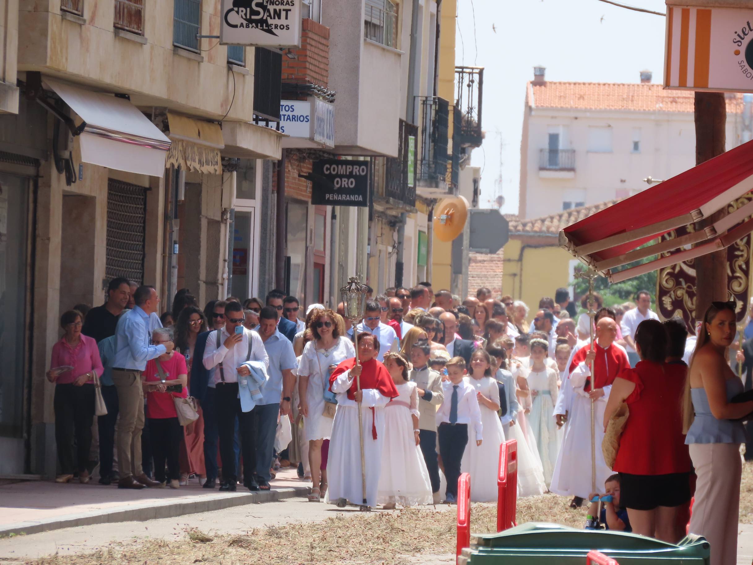 El calor escolta al Santísimo por Peñaranda