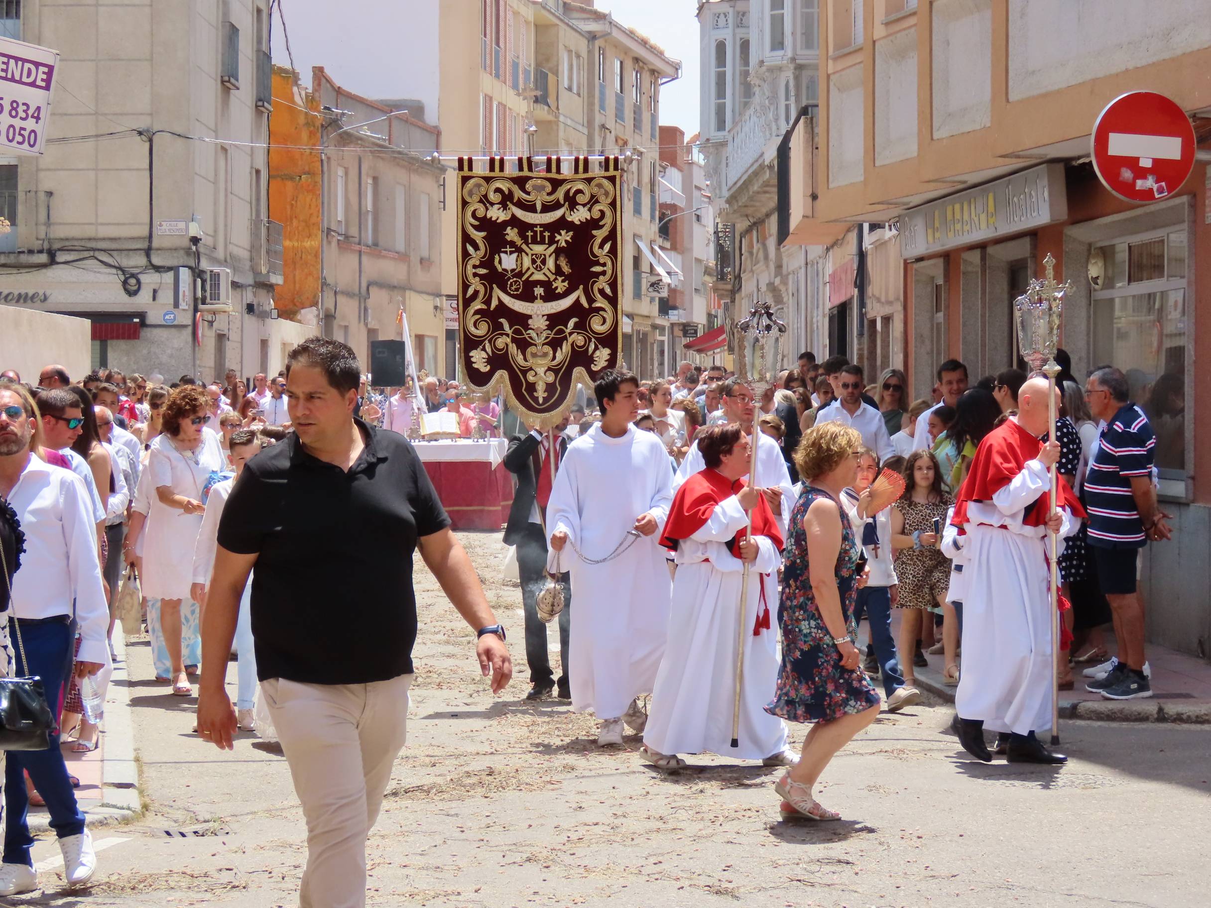 El calor escolta al Santísimo por Peñaranda
