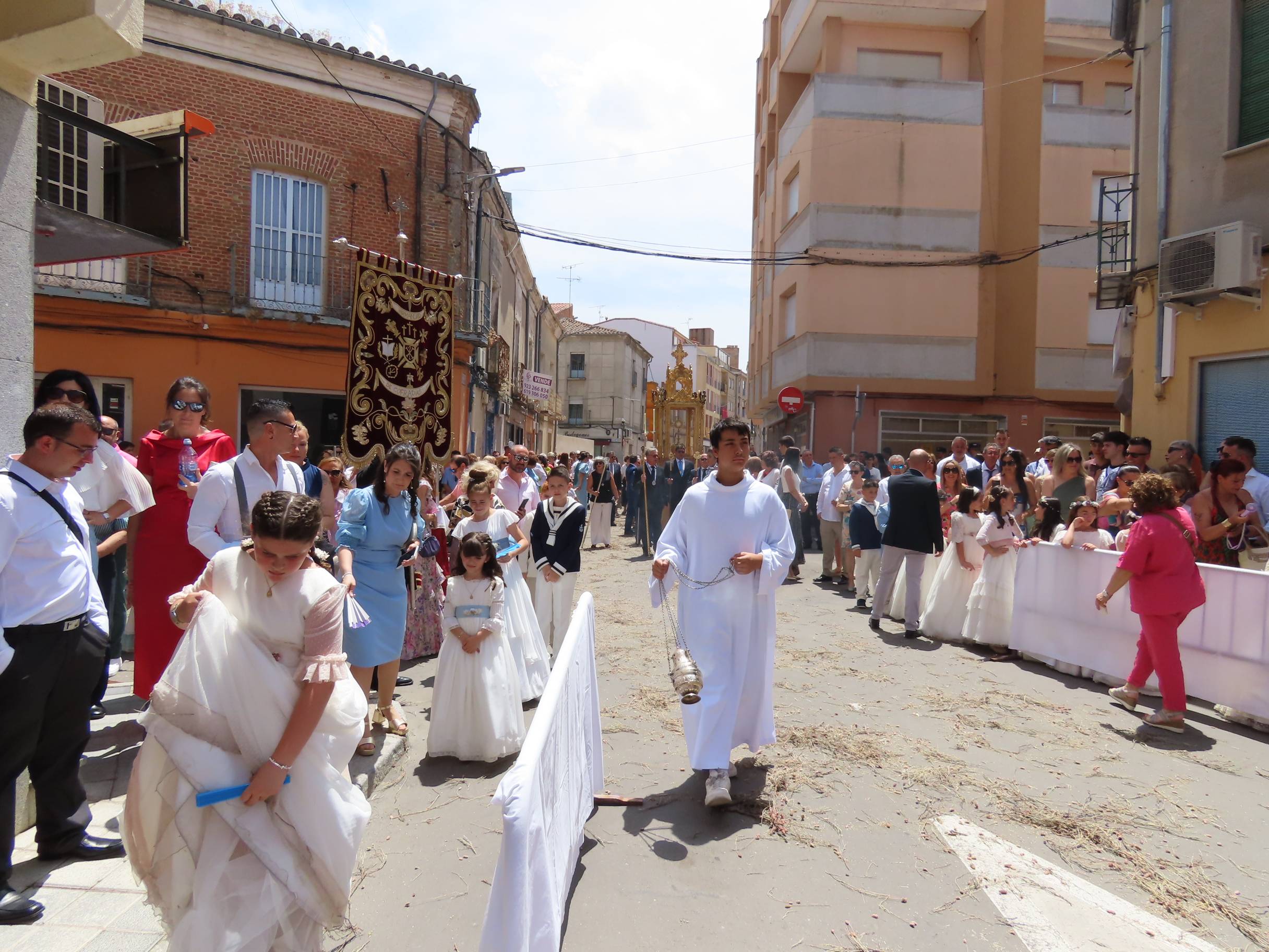El calor escolta al Santísimo por Peñaranda