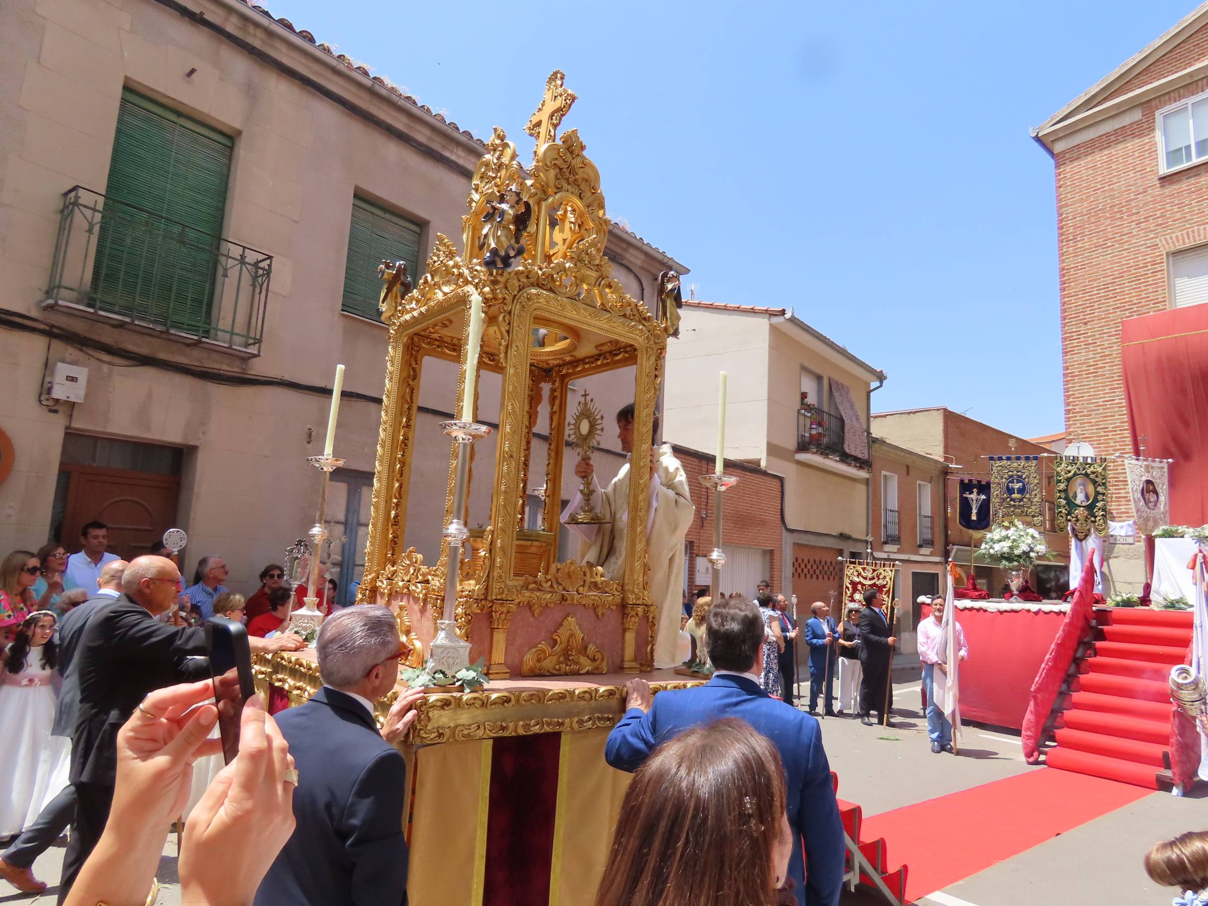 El calor escolta al Santísimo por Peñaranda