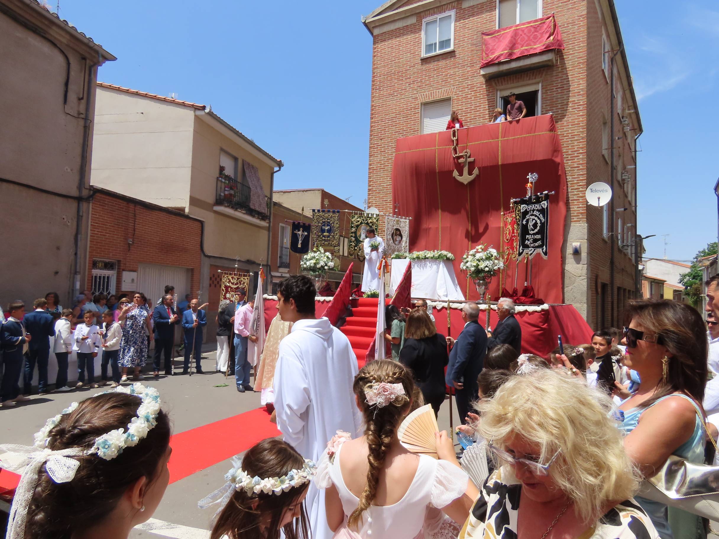 El calor escolta al Santísimo por Peñaranda