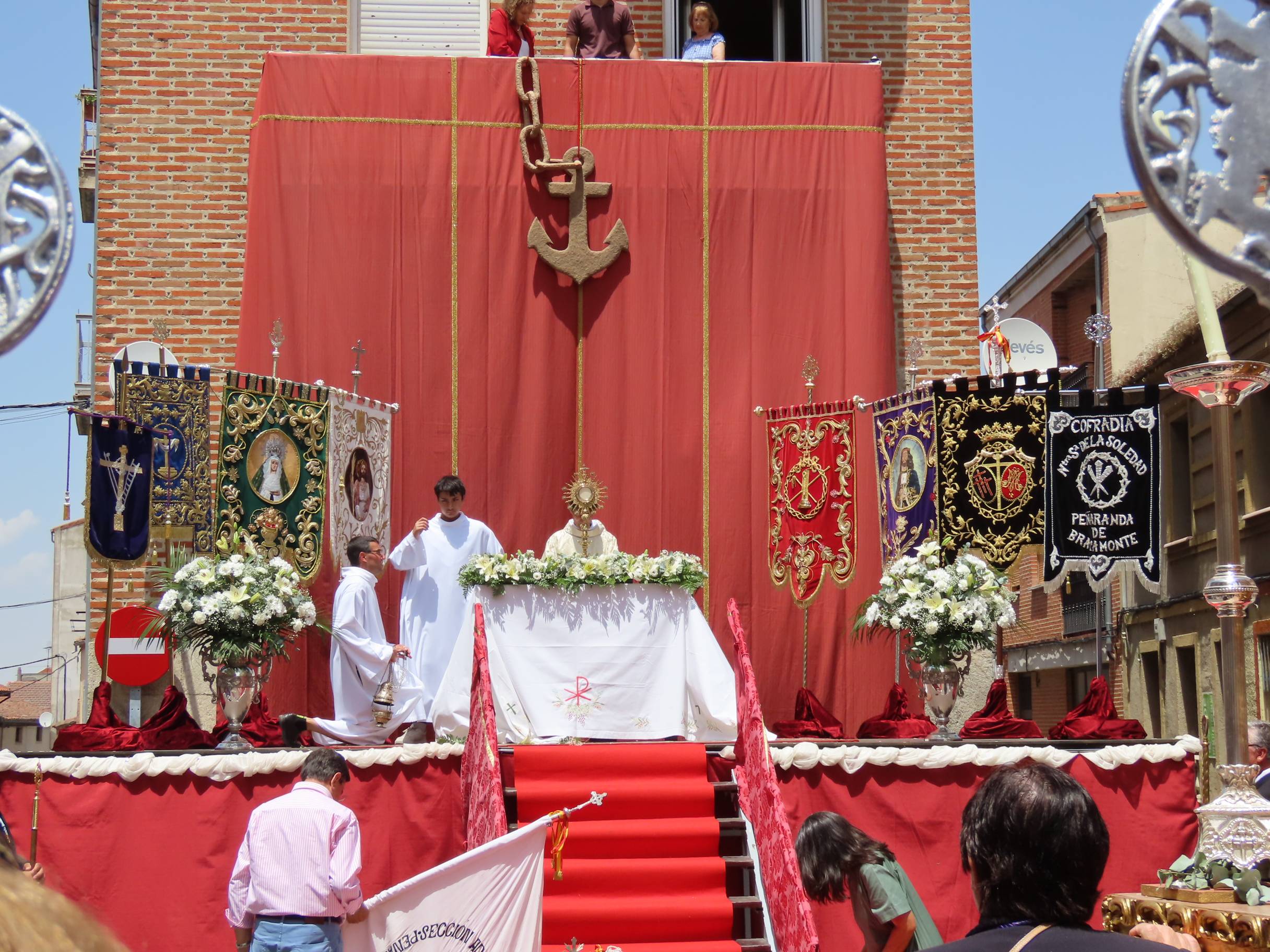 El calor escolta al Santísimo por Peñaranda