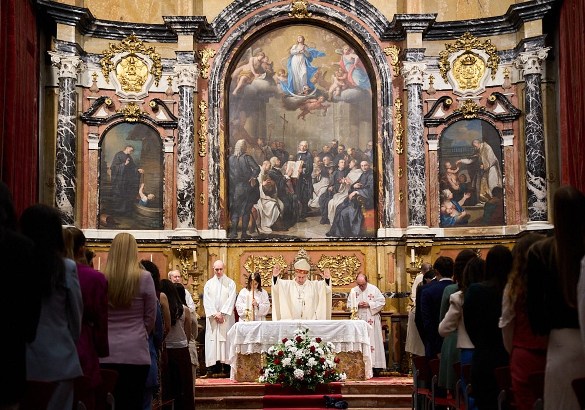 Imagen principal - El acto de confirmación en la Universidad Pontificia de Salamanca.