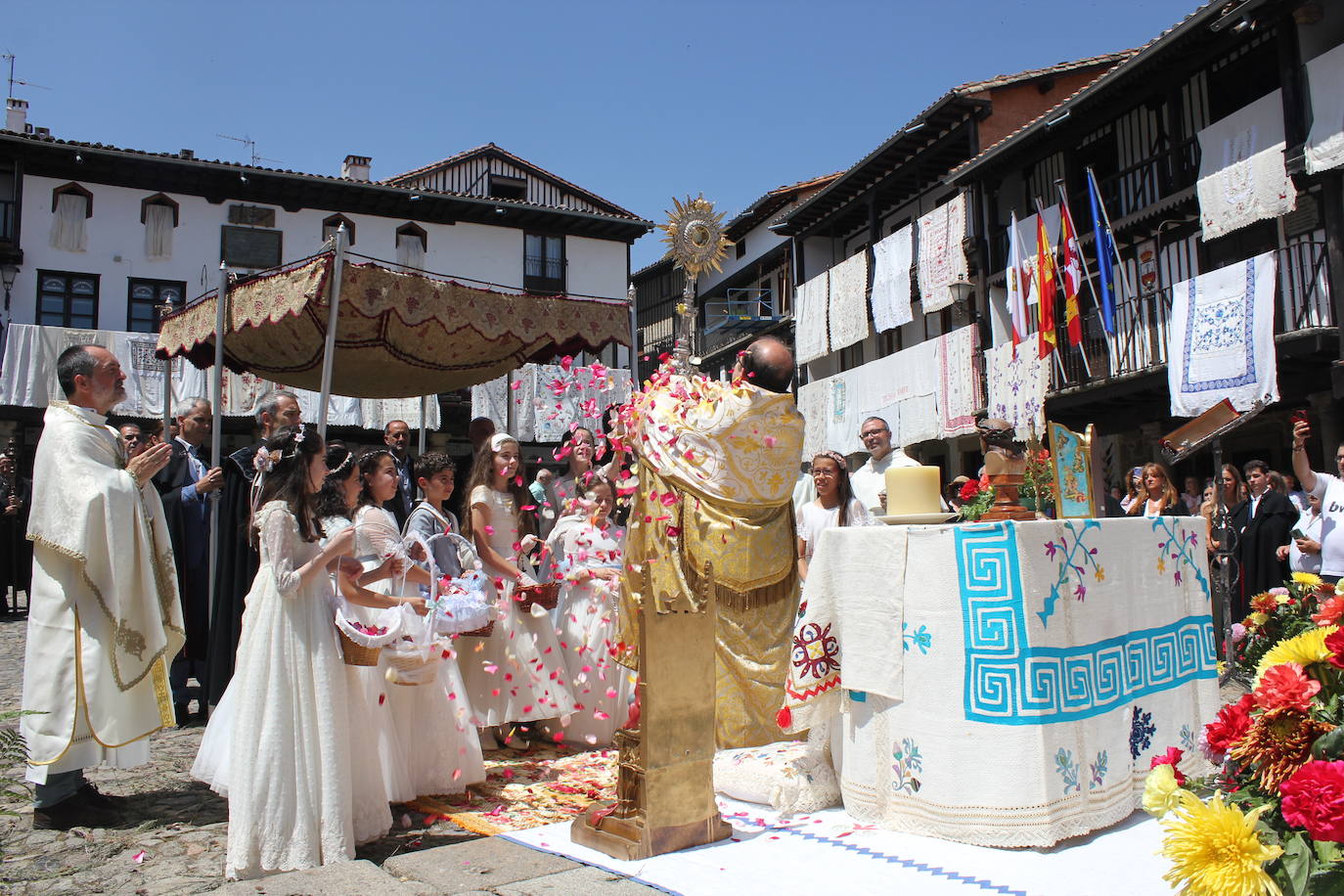 La Alberca exhibe toda su belleza en el Corpus Christi