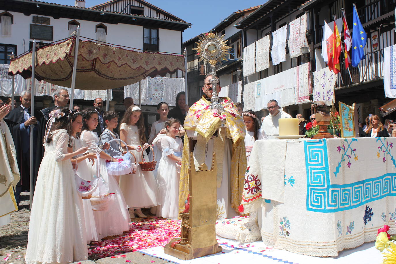 La Alberca exhibe toda su belleza en el Corpus Christi