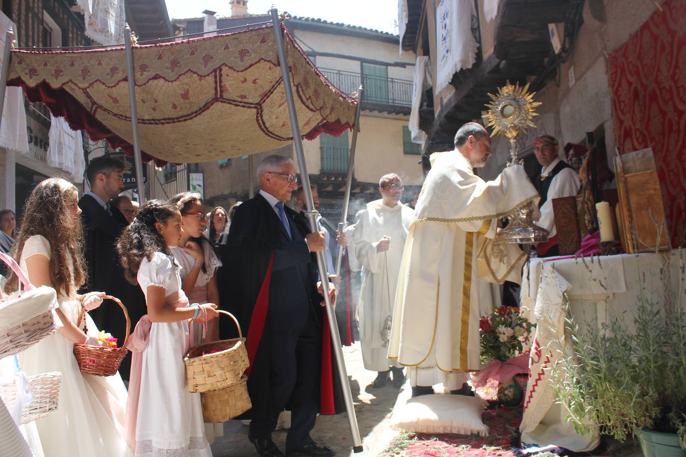 La Alberca exhibe toda su belleza en el Corpus Christi