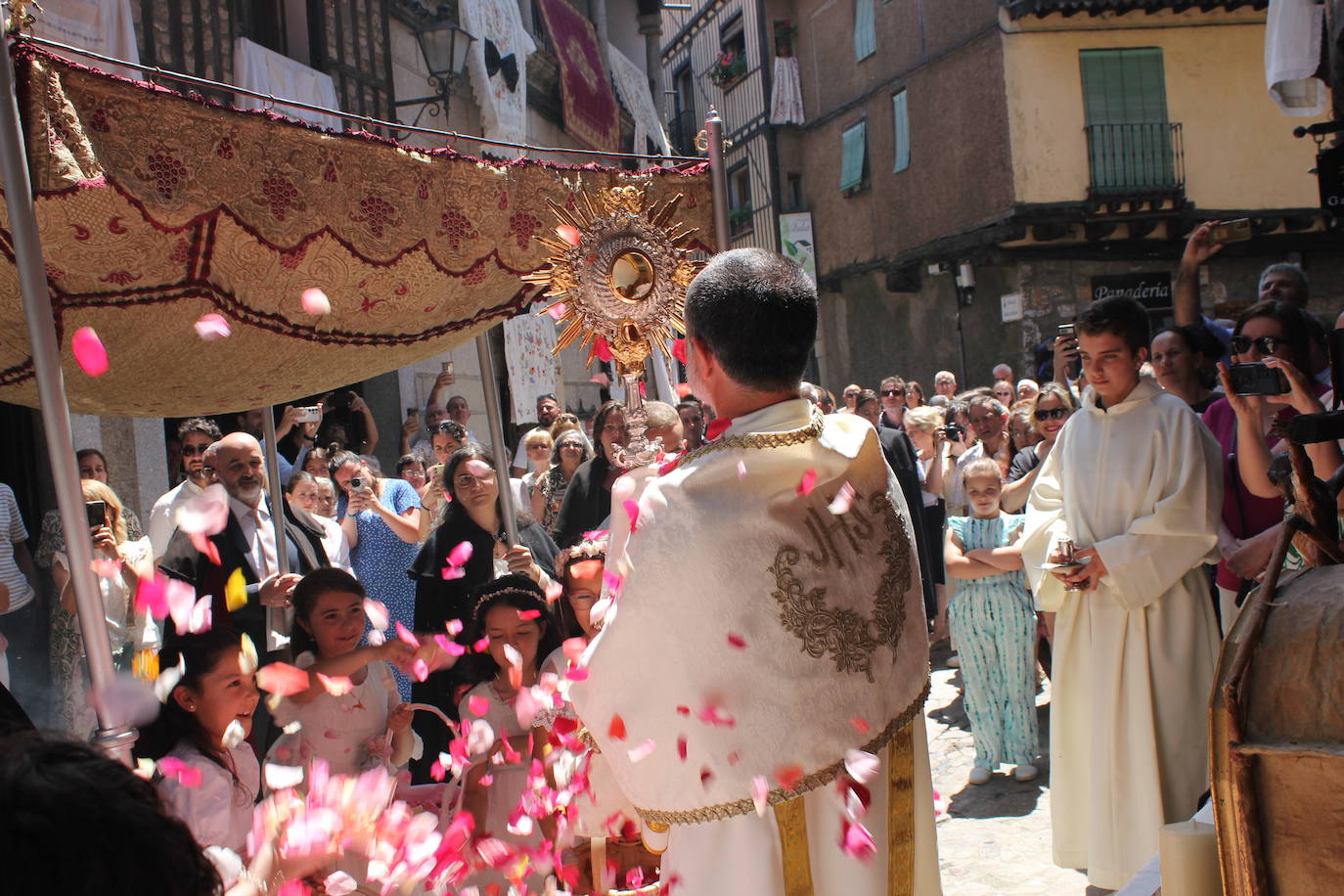 La Alberca exhibe toda su belleza en el Corpus Christi