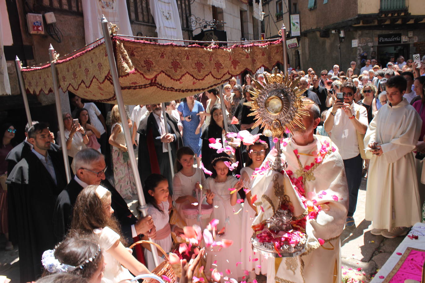 La Alberca exhibe toda su belleza en el Corpus Christi
