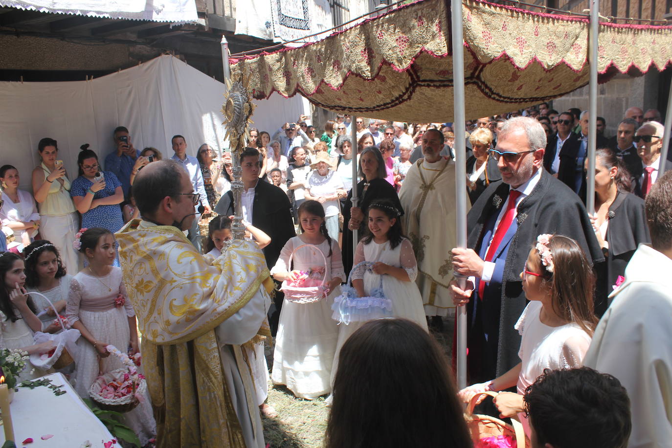 La Alberca exhibe toda su belleza en el Corpus Christi