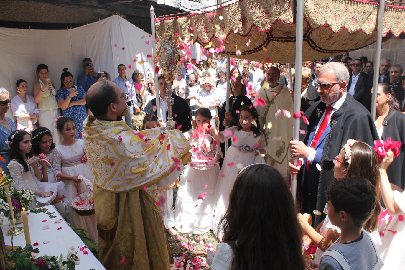 La Alberca exhibe toda su belleza en el Corpus Christi