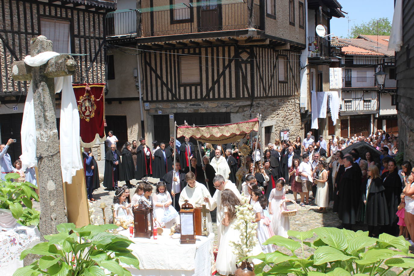 La Alberca exhibe toda su belleza en el Corpus Christi