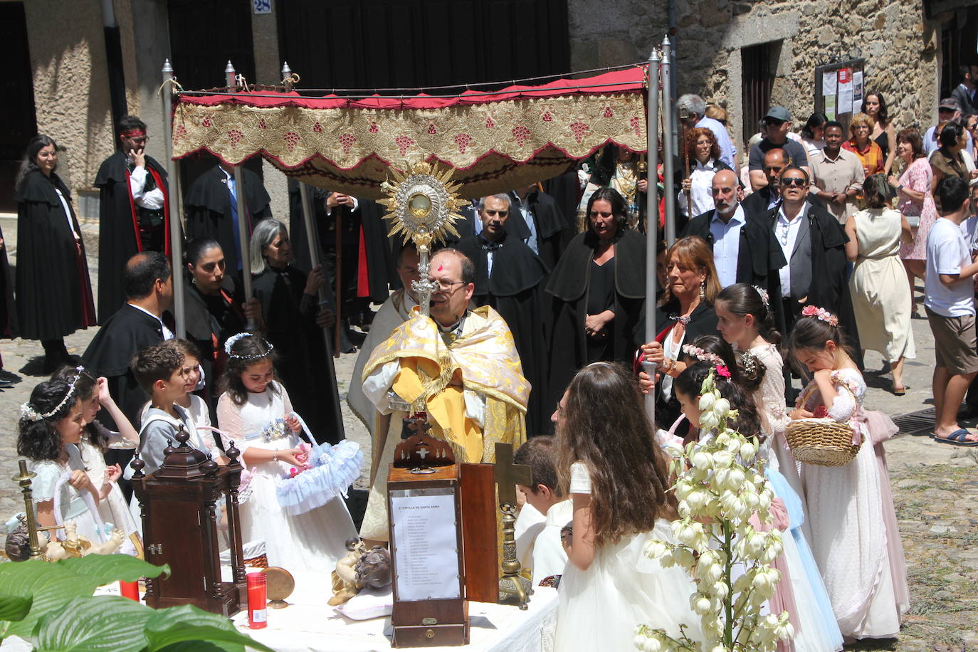 La Alberca exhibe toda su belleza en el Corpus Christi