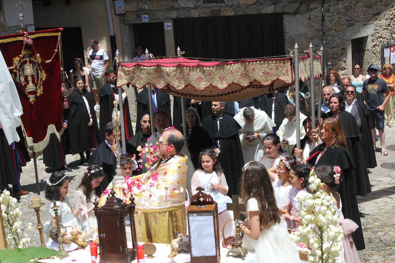 La Alberca exhibe toda su belleza en el Corpus Christi