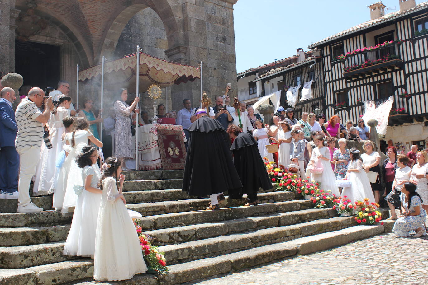 La Alberca exhibe toda su belleza en el Corpus Christi