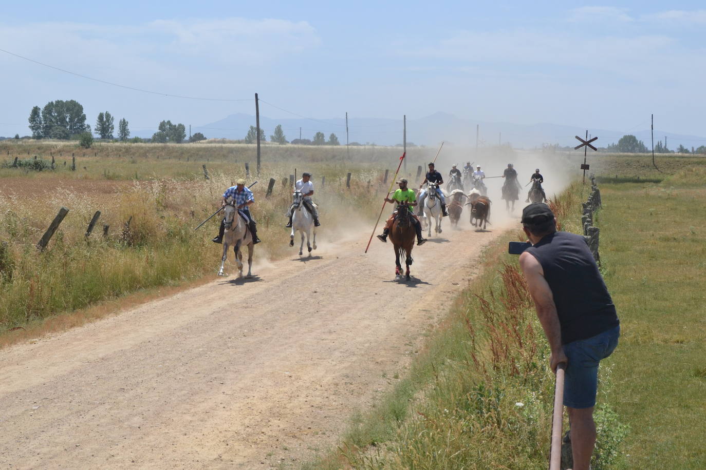 Bella carrera a caballo en La Fuente de San Esteban