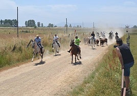 El grupo, durante el paso por la zona de campo.