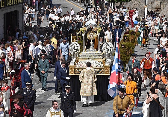 Imagen del Santísimo Sacramento escoltado por los Tercios de Salamanca y los Hombres de Musgo y seguido por las autoridades provinciales y locales