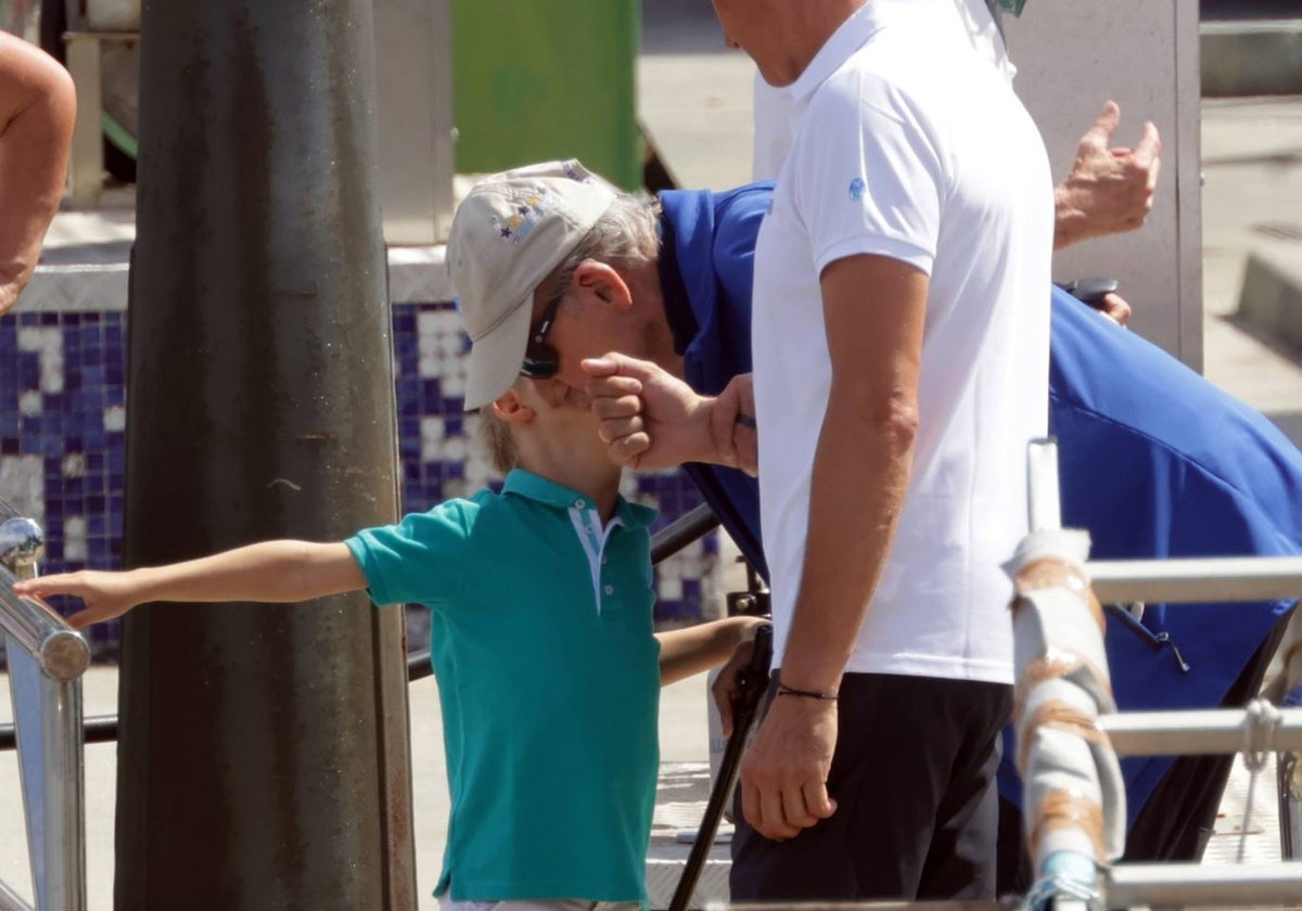 El rey Juan Carlos I y Carlitos, hijo de María Zurita