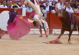 Marco Pérez, tras ser cogido por el toro de Núñez Cuvillo en Alicante.