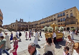 Paso del Santísimo por la Plaza Mayor de Ciudad Rodrigo.