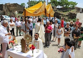 Parada en uno de los altares colocados a lo largo del recorrido