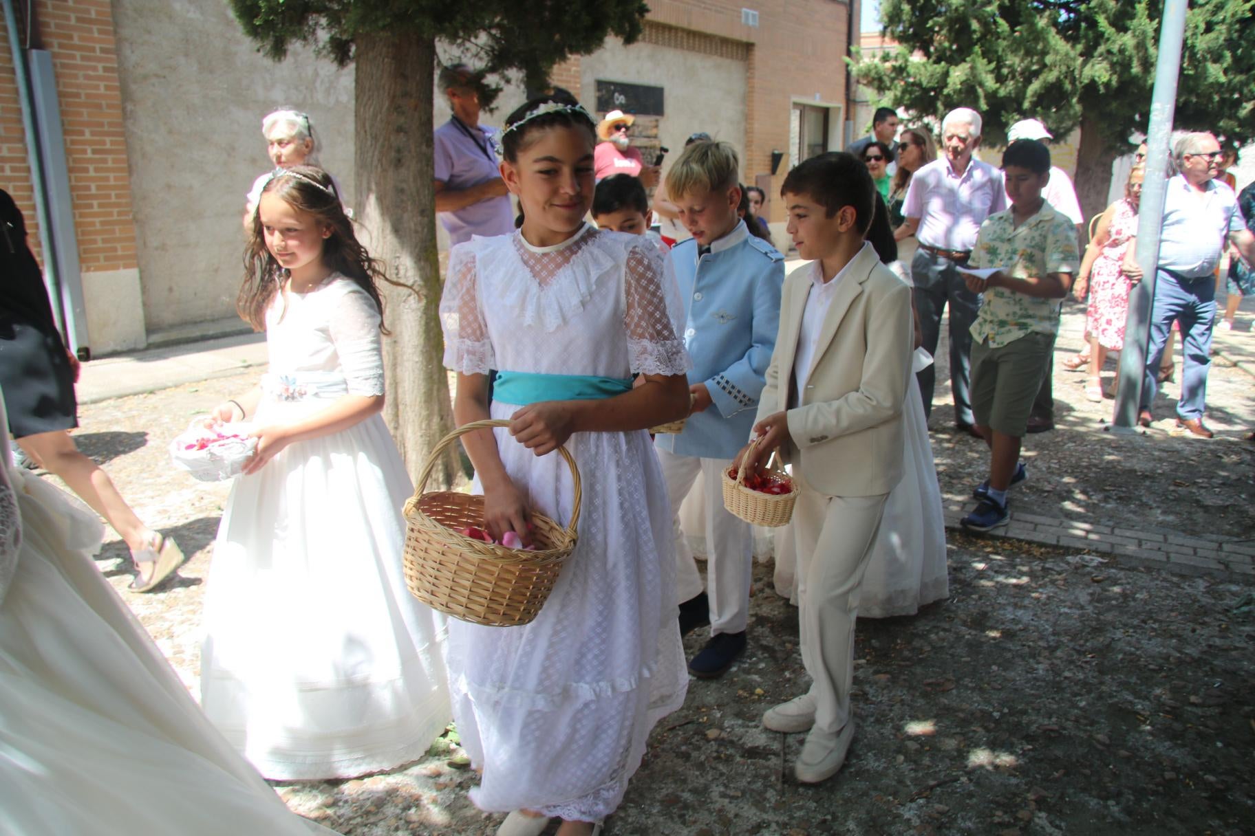 Pétalos de flores y palio en la procesión de Aldeatejada